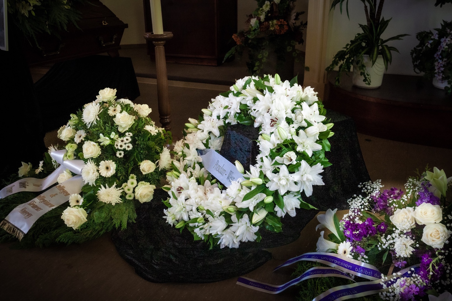 Trauerkränze und Blumen bei einer Abschiedsfeier