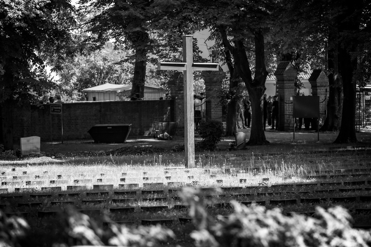 Kreuz auf einem Friedhof während einer Abschiedsbegleitung