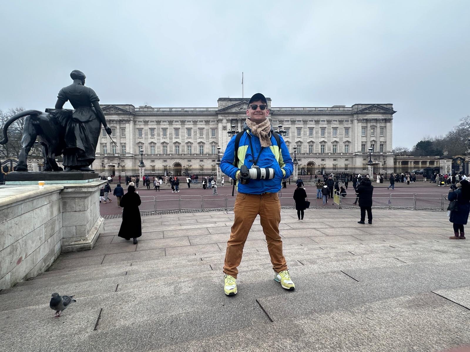 Denny Hausner mit Kamera vor dem Buckingham Palace