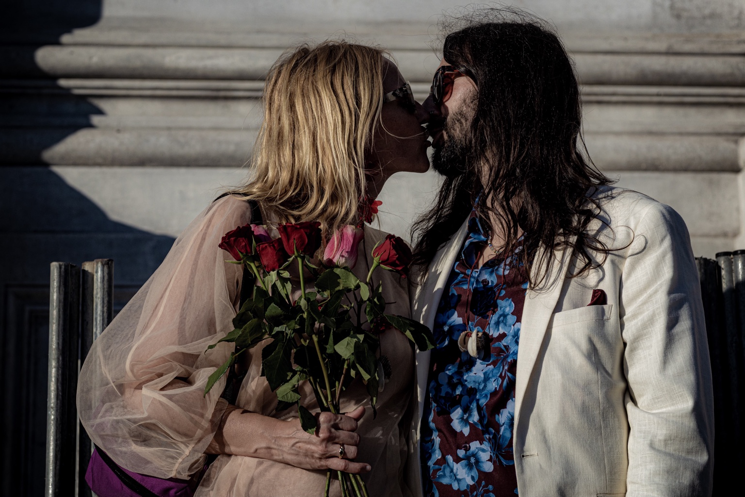 Paar mit Rosen in einem innigen Moment