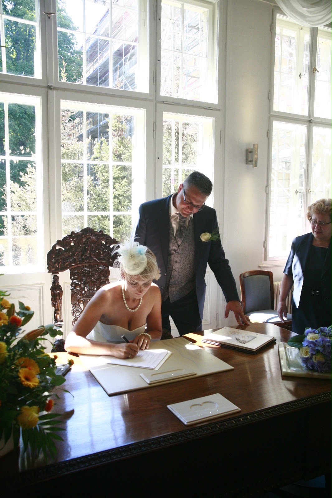 Die Braut unterschreibt die Hochzeitsurkunde